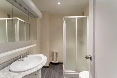 Badezimmer; fliesenboden, holzboden