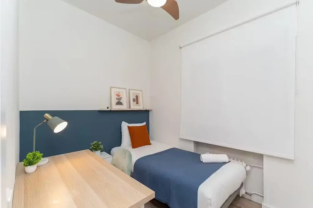 Yatak odası; modern stil, doğal ışık, ahşap zemin
