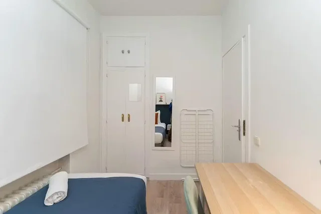 Dormitorio; suelo de madera, luz natural
