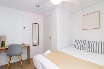 Ložnice; přirozené světlo, moderní styl