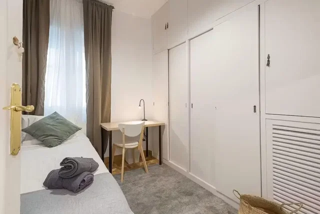 Dormitorio; luz natural, suelo de madera