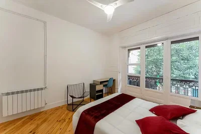 Schlafzimmer; holzboden, tageslicht, blick