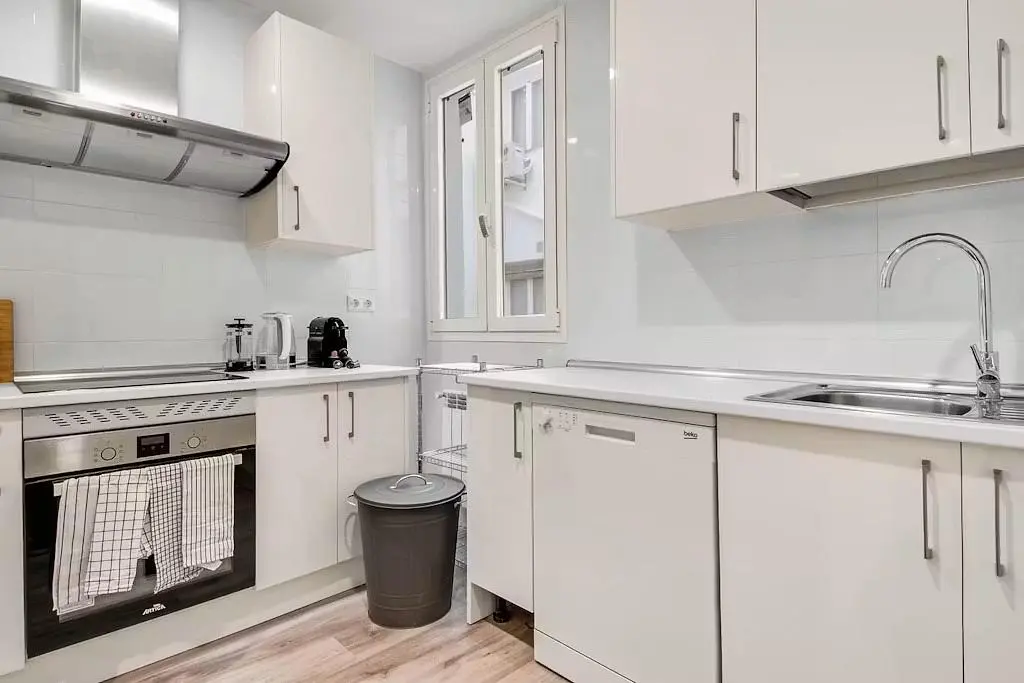 Keuken; keukenapparatuur, houten vloer, natuurlijk licht