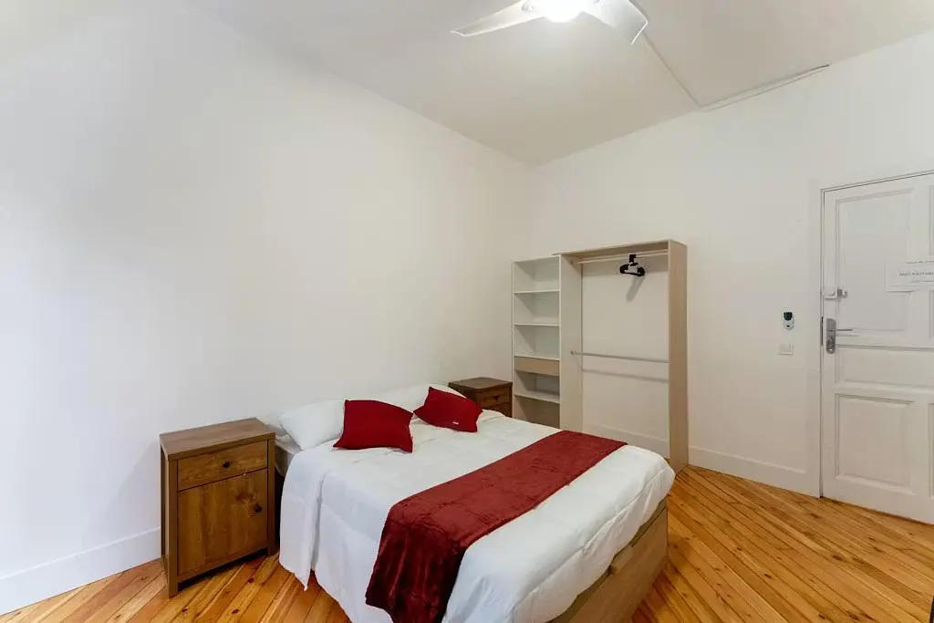 Schlafzimmer; holzboden, tageslicht