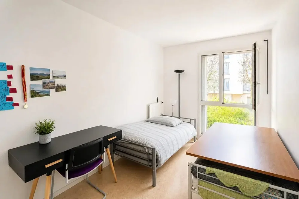 Schlafzimmer; tageslicht, holzboden