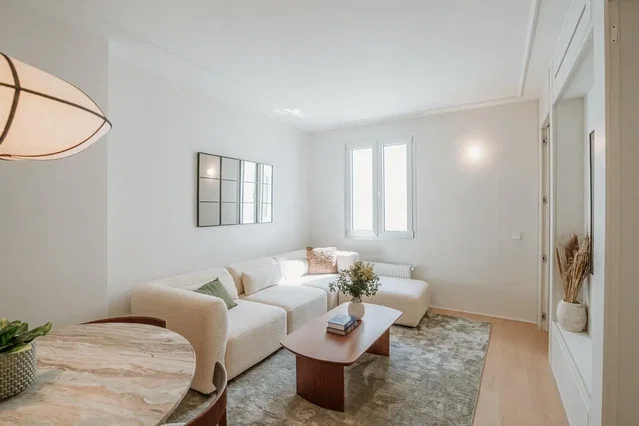 Salón; luz natural, estilo moderno, suelo de madera