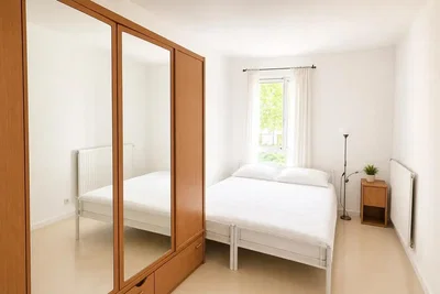 Schlafzimmer; tageslicht, holzboden