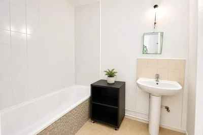 Badezimmer; fliesenboden, tageslicht