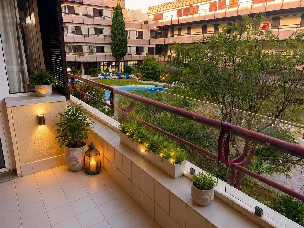 Balkon; fayans zemin, doğal ışık, manzara