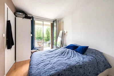 Schlafzimmer; tageslicht, holzboden