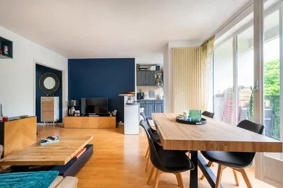 Wohnzimmer; tageslicht, holzboden, moderner stil