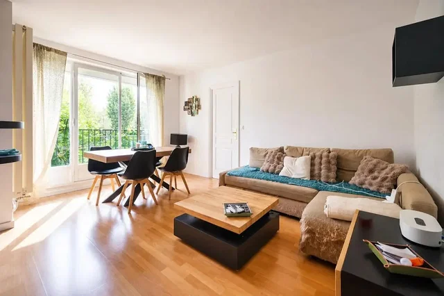 Wohnzimmer; tageslicht, holzboden, moderner stil