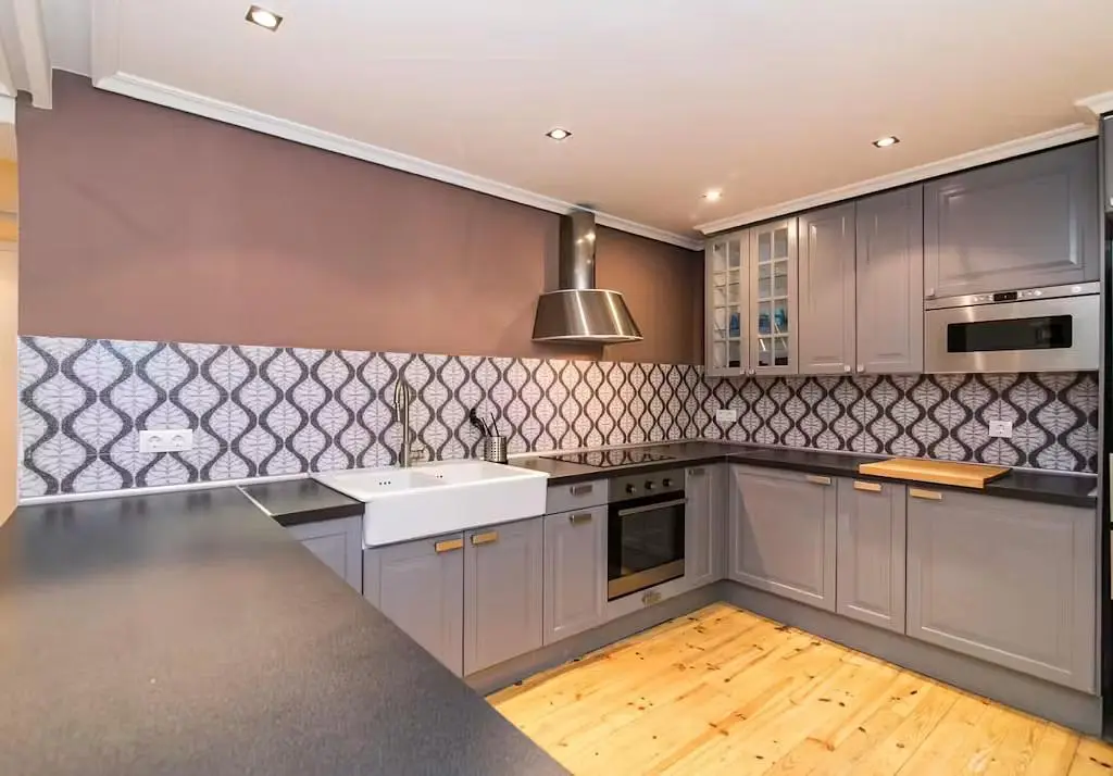Keuken; keukenapparatuur, houten vloer, natuurlijk licht