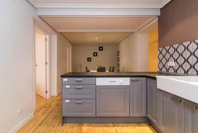 Keuken; houten vloer, natuurlijk licht