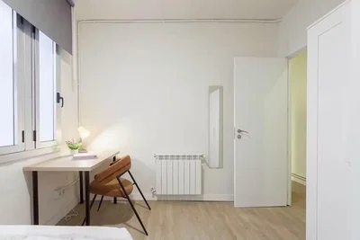 Spavaća soba; prirodno svjetlo, drveni pod