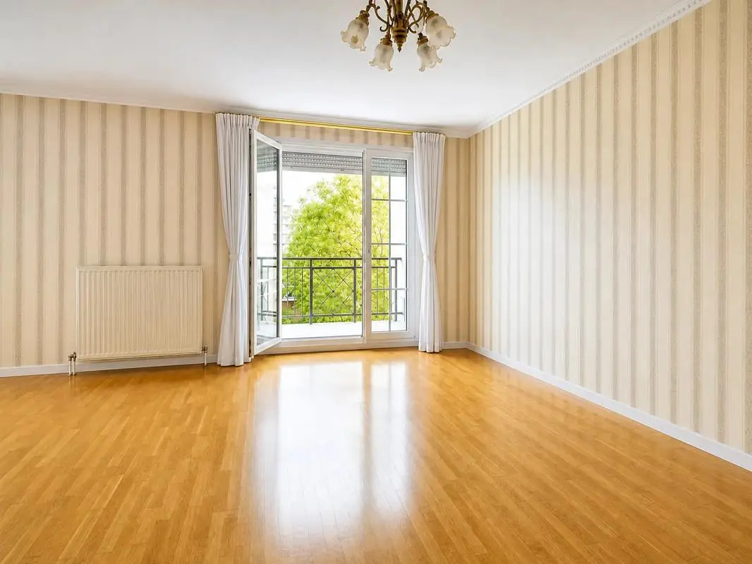 Wohnzimmer; holzboden, tageslicht