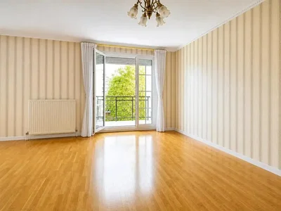 Wohnzimmer; holzboden, tageslicht