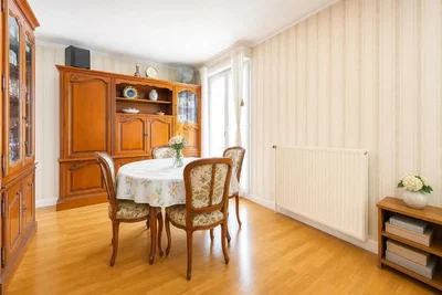 Wohnzimmer; holzboden, tageslicht
