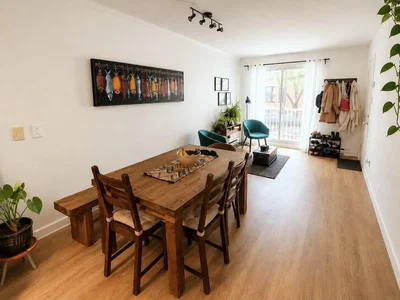 Sala de estar; chão de madeira, luz natural, estilo moderno