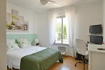Schlafzimmer; tageslicht, holzboden