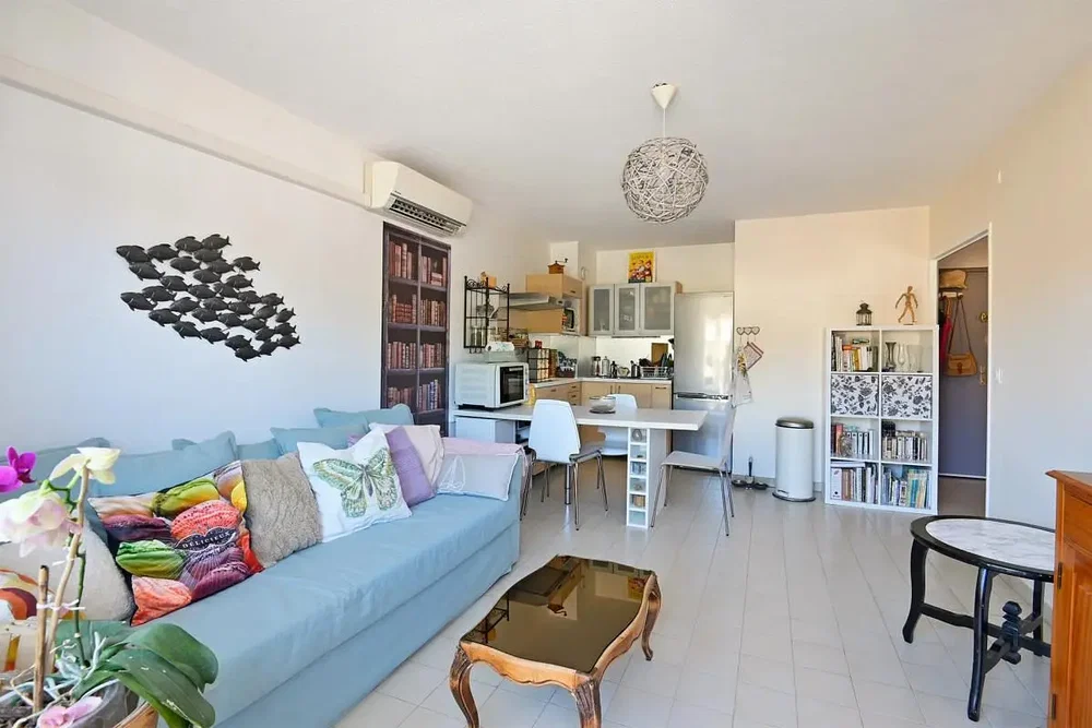 Wohnzimmer; fliesenboden, tageslicht, moderner stil, küchengeräte