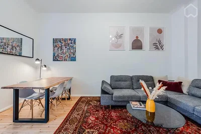 Sala de estar; chão de madeira, luz natural, estilo moderno