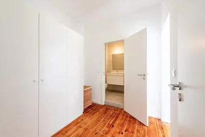 Ložnice; dřevěná podlaha, přirozené světlo