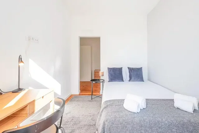 Ložnice; přirozené světlo, dřevěná podlaha