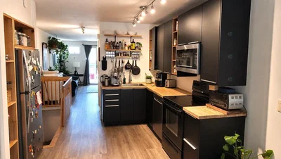 Cuisine; électroménager, parquet, lumière naturelle