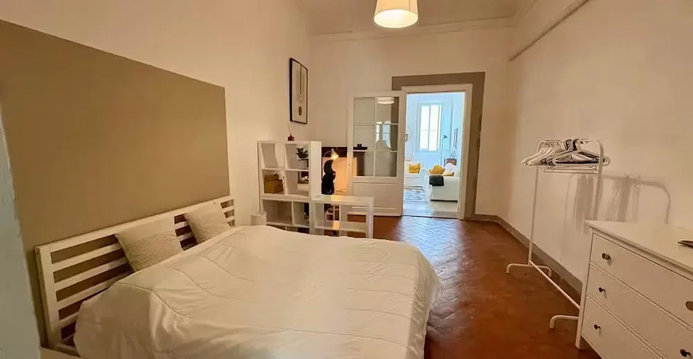 Ložnice; přirozené světlo, dřevěná podlaha