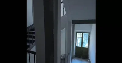 Ostatní; tmavý interiér
