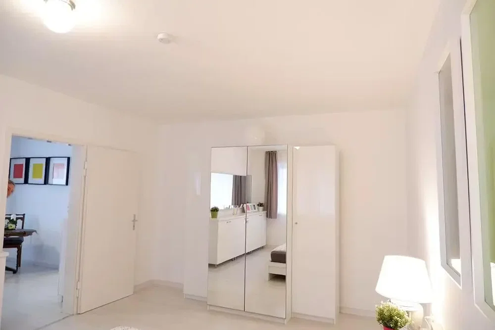 Quarto; luz natural, chão de madeira