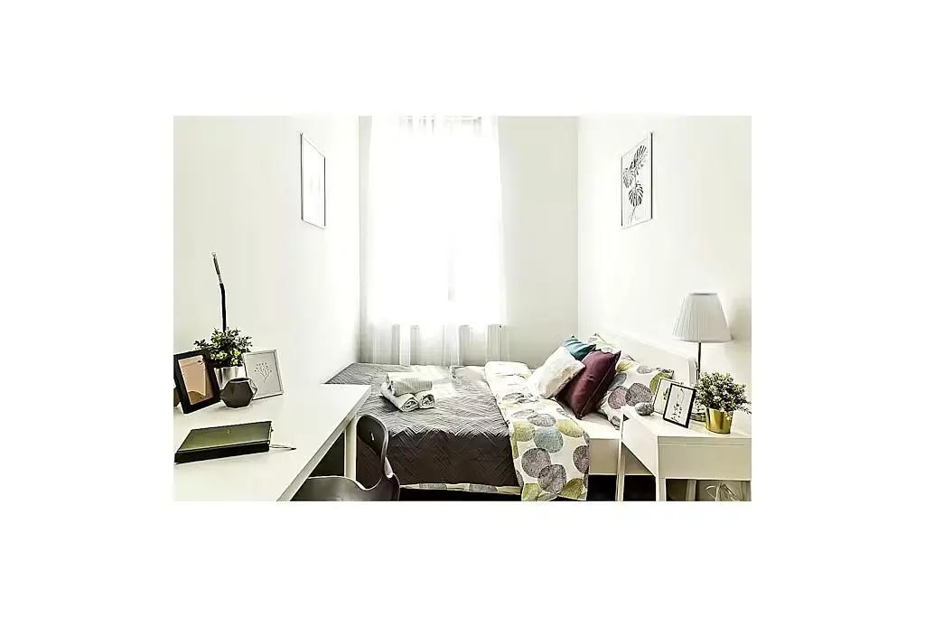 Ložnice; přirozené světlo, moderní styl