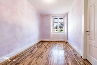 Quarto; chão de madeira, luz natural