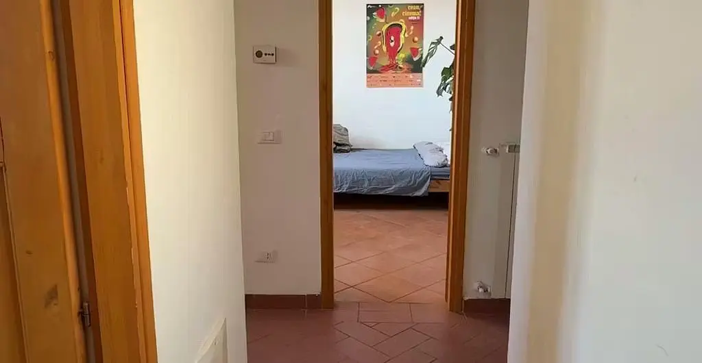 Ložnice; dlažba, přirozené světlo