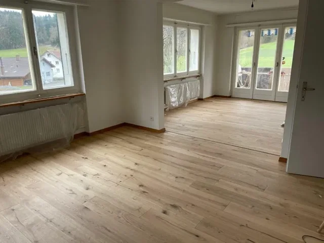 Obývací pokoj; dřevěná podlaha, přirozené světlo, výhled