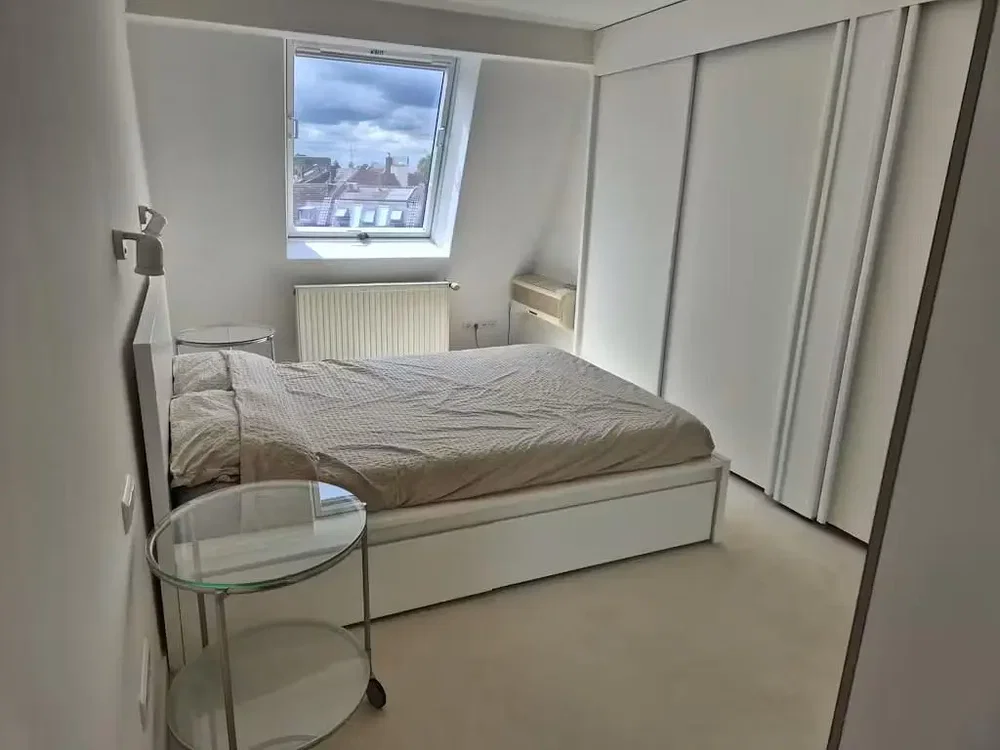 Quarto; luz natural, chão de madeira