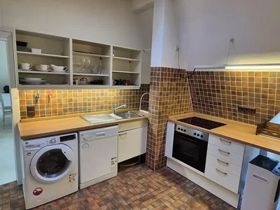 Cozinha; eletrodomésticos, chão de azulejo, vigas de madeira, renovado, luz natural