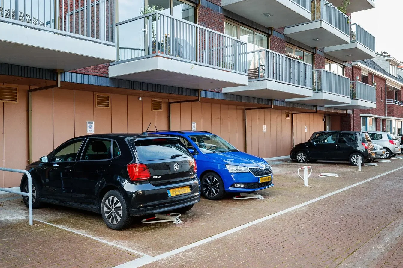 Casa e arredores; chão de azulejo