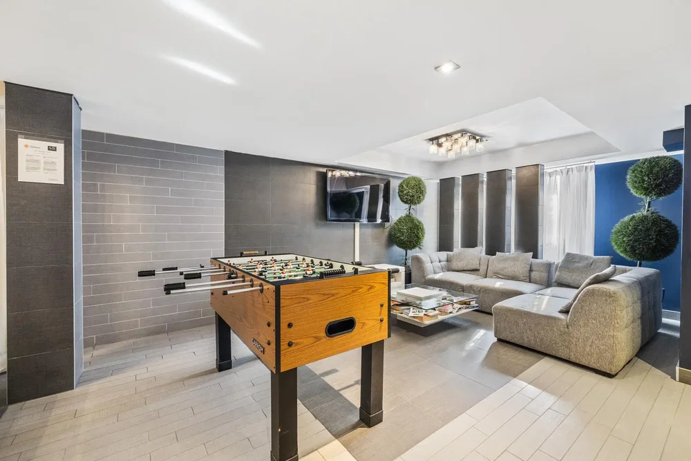 Salon; lumière naturelle, style moderne, carrelage
