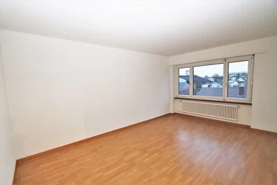 Obývací pokoj; dřevěná podlaha, přirozené světlo