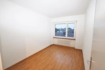 Ložnice; dřevěná podlaha, přirozené světlo