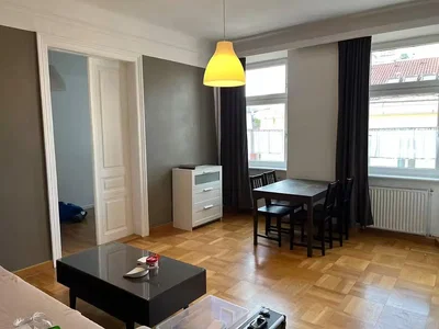 Obývací pokoj; dřevěná podlaha, přirozené světlo