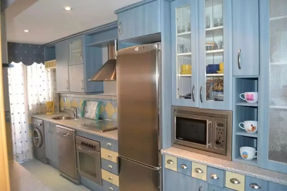 Cucina; elettrodomestici, luce naturale, stile moderno