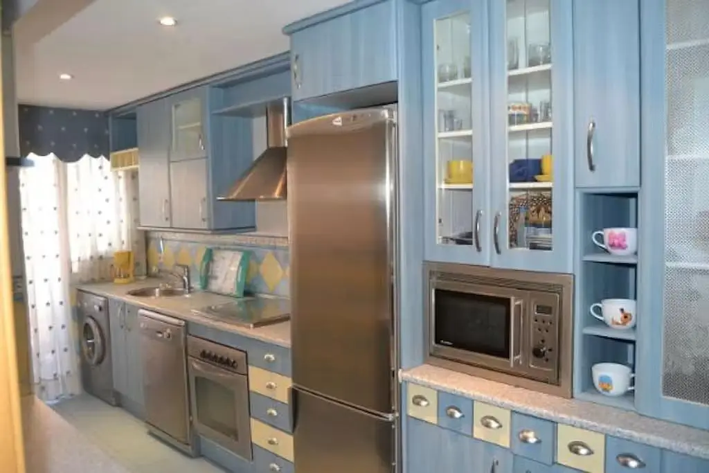 Cucina; elettrodomestici, luce naturale, stile moderno
