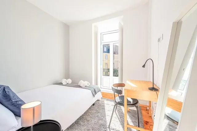 Ložnice; přirozené světlo, dřevěná podlaha