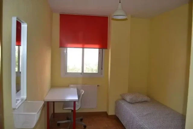 Dormitorio; luz natural, suelo de baldosas