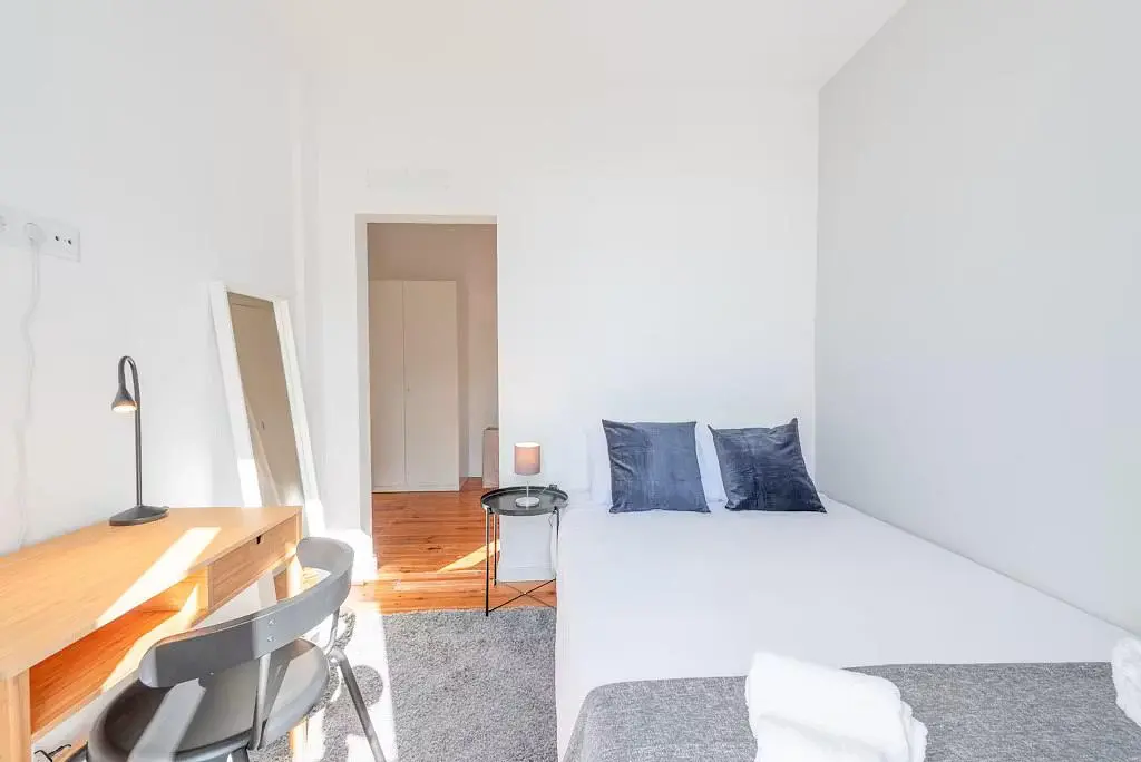 Ložnice; přirozené světlo, dřevěná podlaha