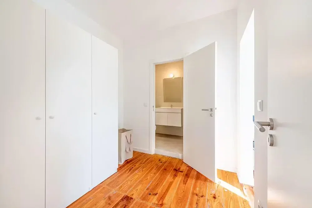 Ložnice; dřevěná podlaha, přirozené světlo