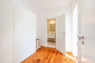 Ložnice; dřevěná podlaha, přirozené světlo